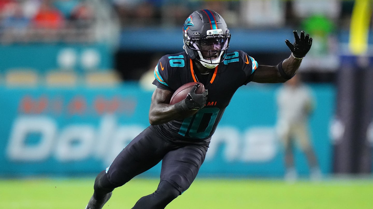 Sep 29, 2025; Miami Gardens, Florida, USA; Miami Dolphins wide receiver Tyreek Hill (10) makes a catch against the New York Jets during the first half at Hard Rock Stadium. Mandatory Credit: Rich Storry-Imagn Images