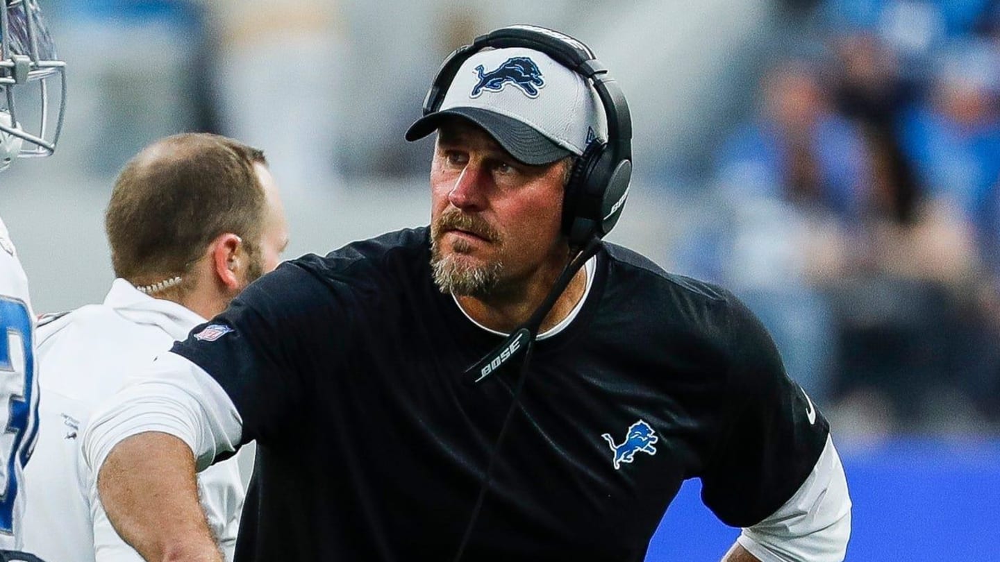 Detroit Lions head coach Dan Campbell talks to inside linebacker Alex Anzalone (34) during the second half against Los Angeles Rams at the SoFi Stadium in Inglewood, Calif. on Sunday, Oct. 24, 2021.