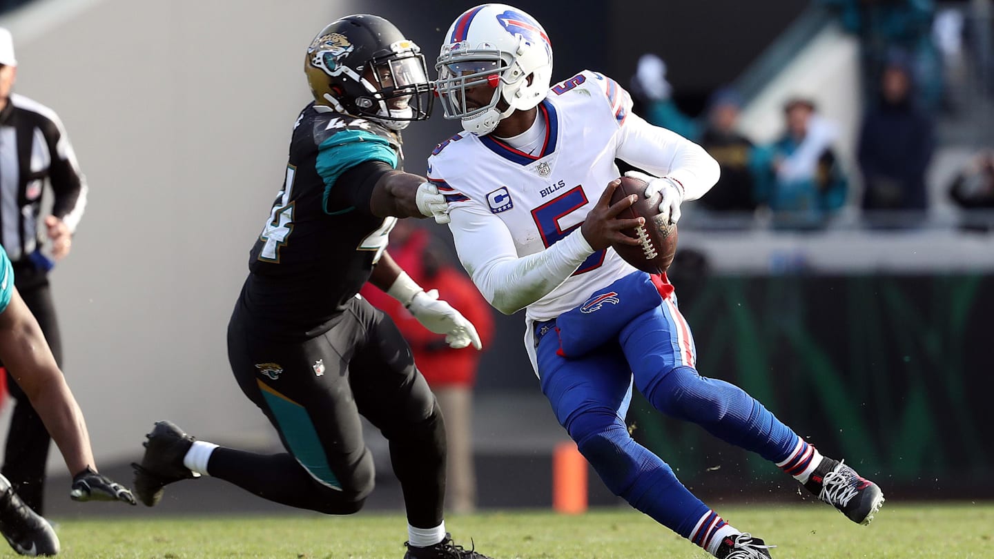 Jan 7, 2018; Jacksonville, FL, USA; Jacksonville Jaguars outside linebacker Myles Jack (44) sacks Buffalo Bills quarterback Tyrod Taylor (5) during the second half of the AFC Wild Card playoff football game at Everbank Field. Jacksonville Jaguars defeated the Buffalo Bills 10-3. Mandatory Credit: Kim Klement-Imagn Images