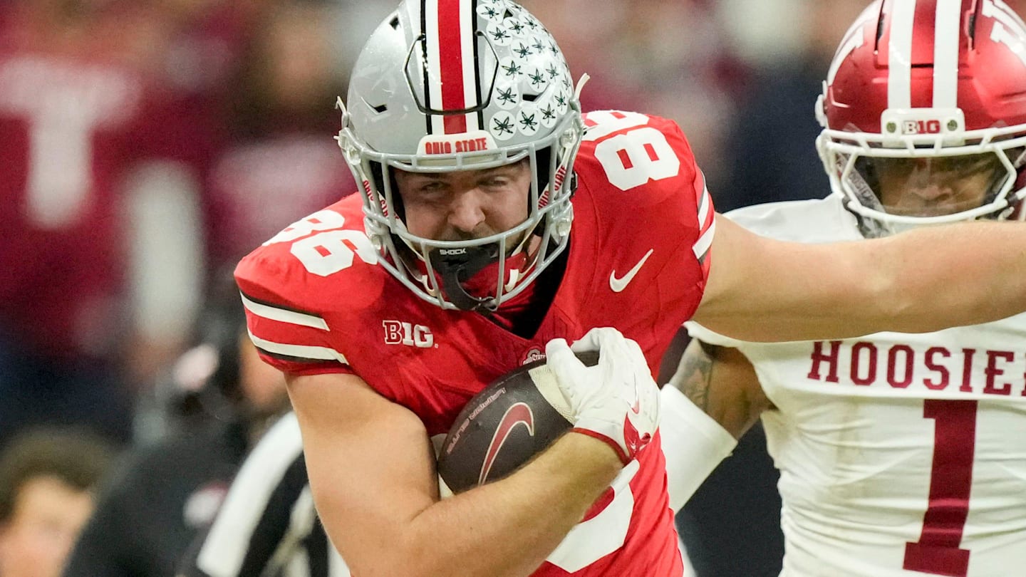 Indiana Hoosiers defensive back Amare Ferrell (1) shoves Ohio State Buckeyes tight end Max Klare (86) out of bounds Saturday, Dec. 6, 2025, during the Big Ten football championship at Lucas Oil Stadium in Indianapolis.