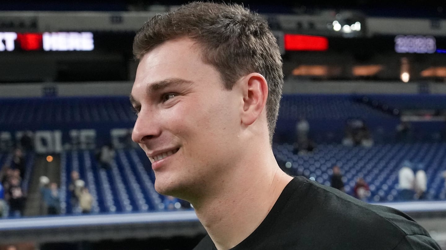 Indiana quarterback Fernando Mendoza