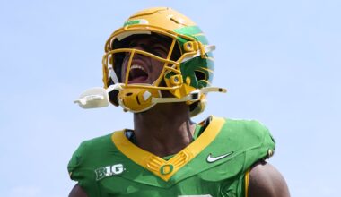 Oregon Ducks tight end Kenyon Sadiq