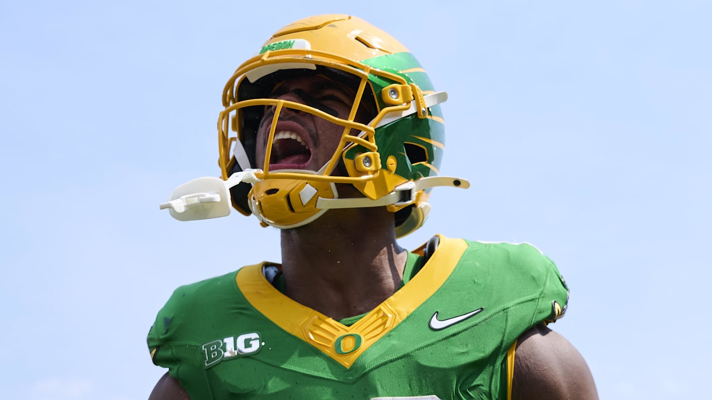 Oregon Ducks tight end Kenyon Sadiq
