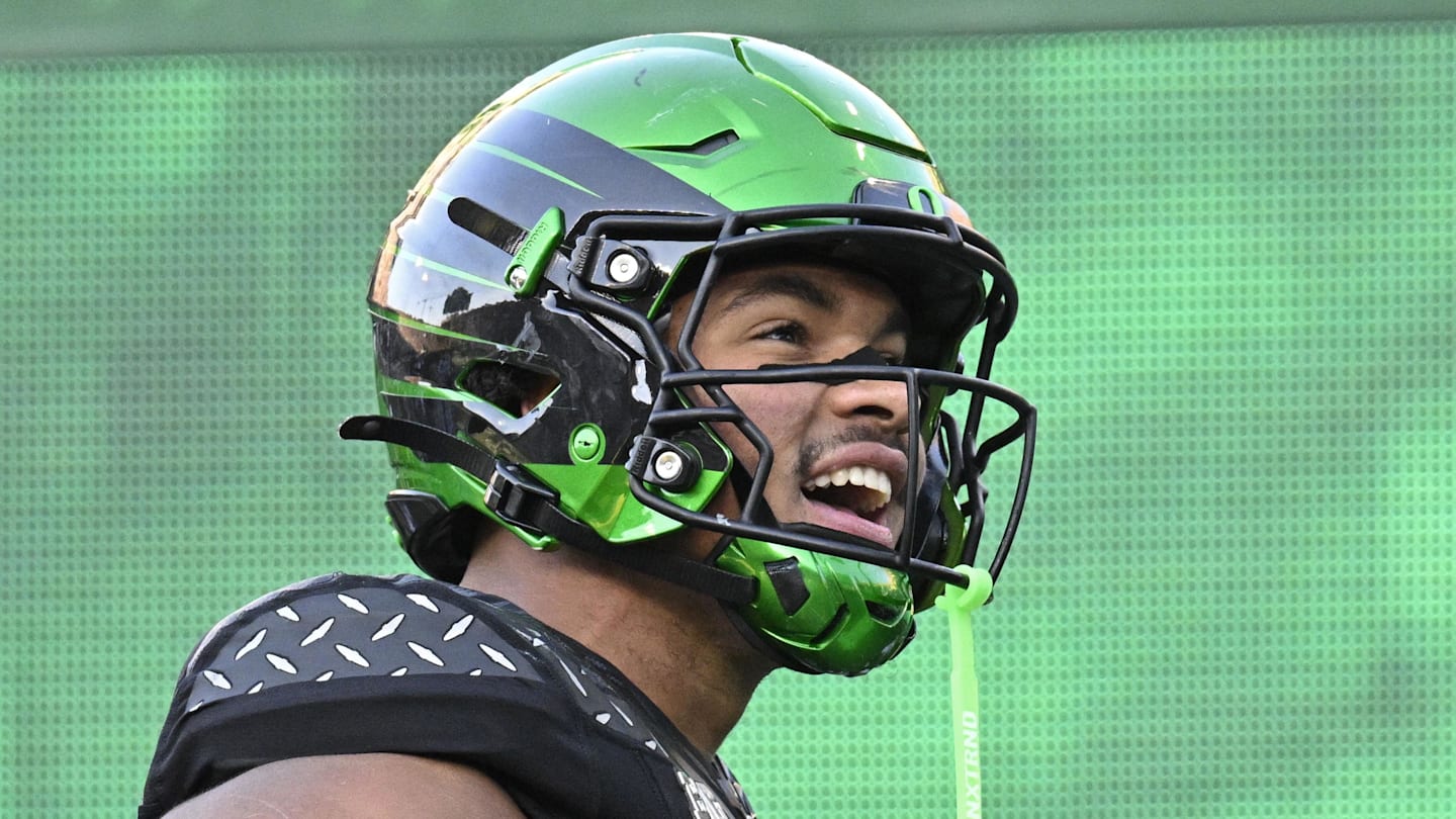 Oregon Ducks tight end Kenyon Sadiq