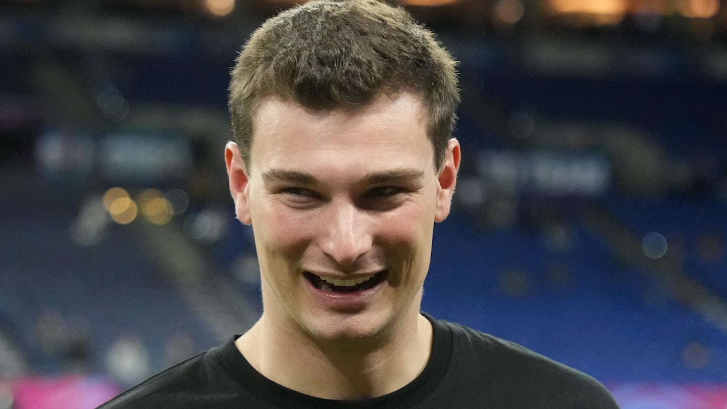 Indiana quarterback Fernando Mendoza