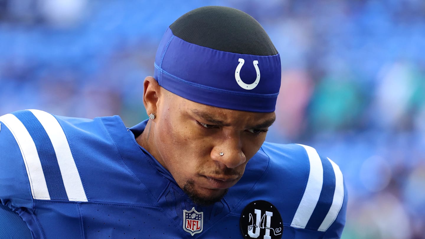 Indianapolis Colts quarterback Anthony Richardson Sr. warms up before a game