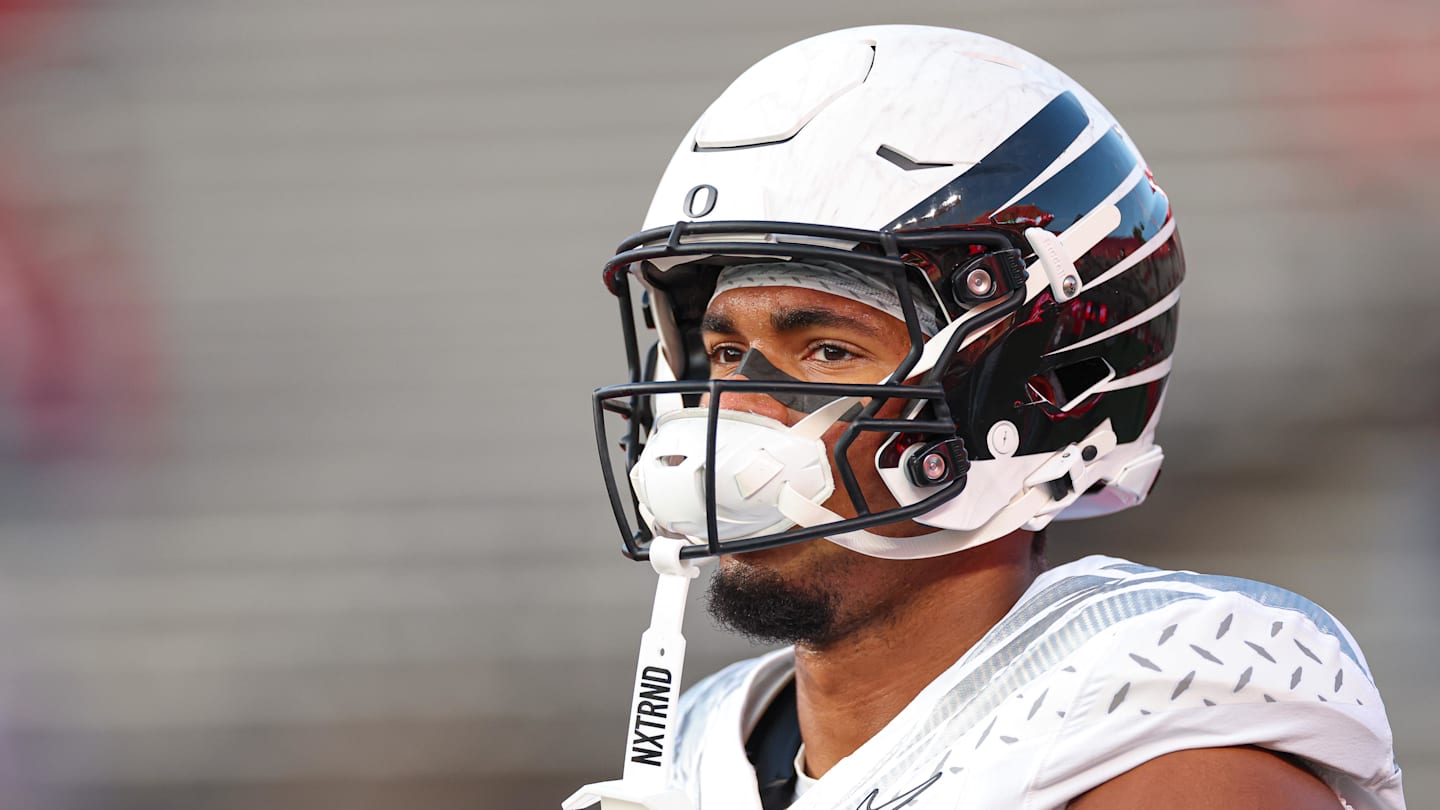 Oct 18, 2025; Piscataway, New Jersey, USA; Oregon Ducks tight end Kenyon Sadiq (18) warms up before the game against the Rutgers Scarlet Knights at SHI Stadium. Mandatory Credit: Vincent Carchietta-Imagn Images