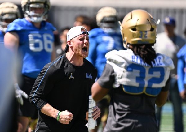 UCLA football team figuring it out, one loud day at a time – Daily News