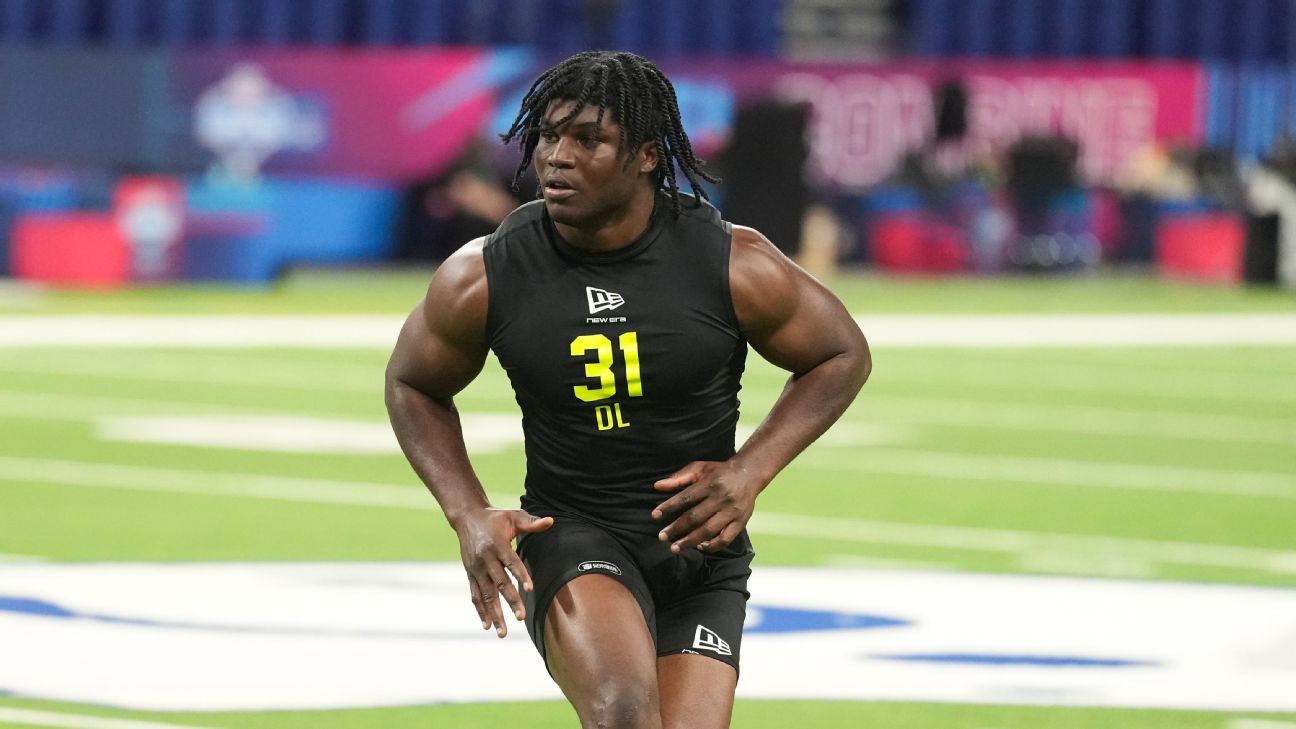 Titans coach Saleh open to idea of drafting a pass rusher