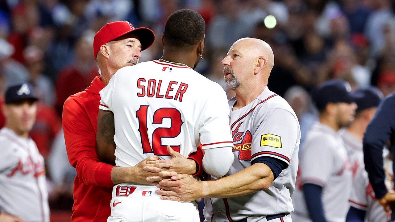 Falcons praise Braves manager Walt Weiss' tackle during brawl: 'Put on the pads'