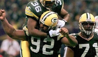 April 8, 1993 - Green Bay Packers sign legendary NFL defensive end Reggie White in free agency