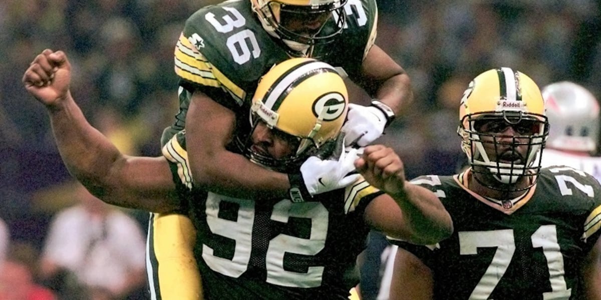 April 8, 1993 - Green Bay Packers sign legendary NFL defensive end Reggie White in free agency