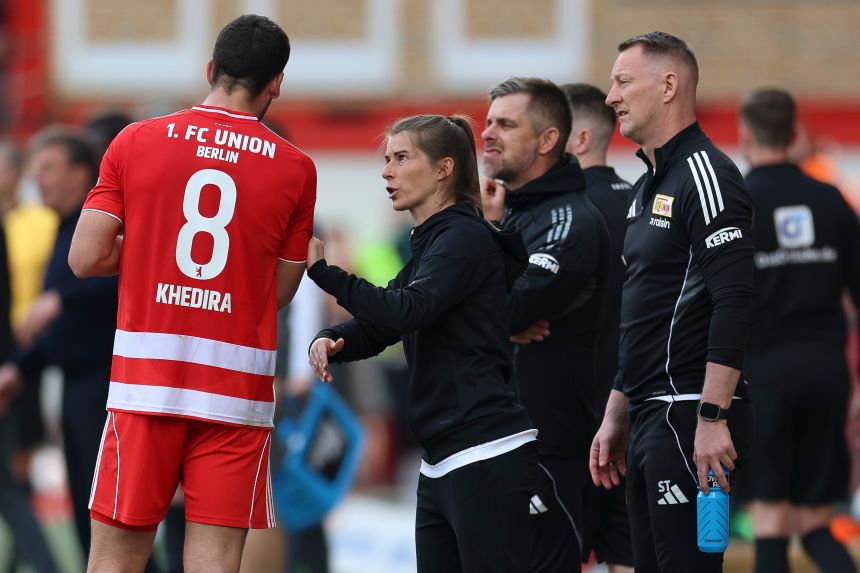 Eta talking to Rani Khedira during the Bundesliga match against Wolfsburg.