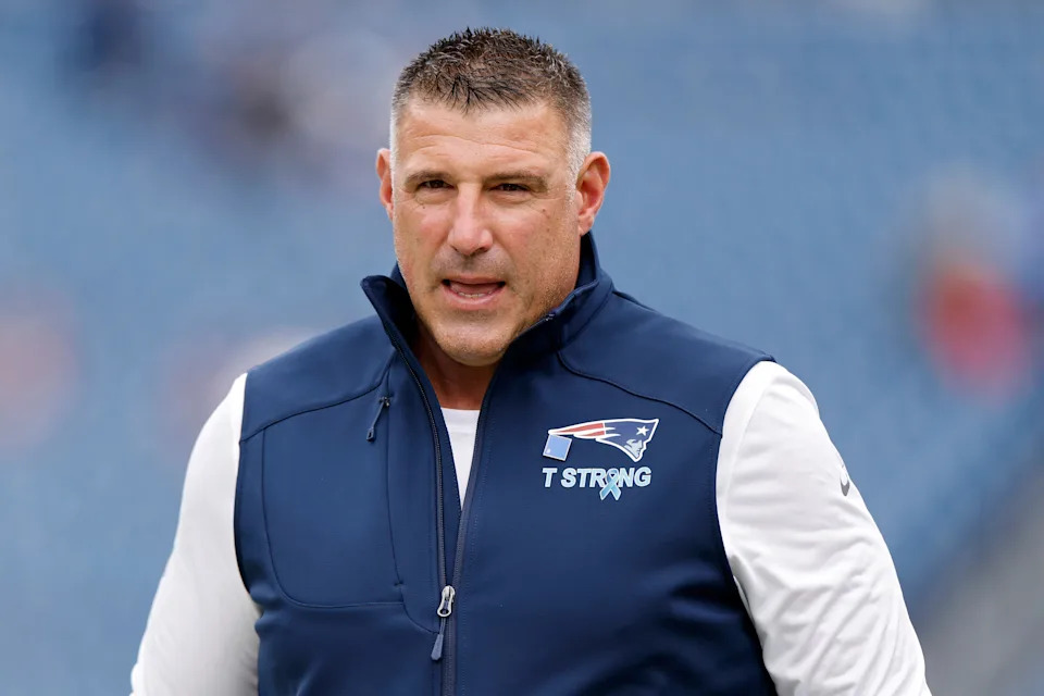 NASHVILLE, TENNESSEE - OCTOBER 19: Head coach Mike Vrabel of the New England Patriots looks on prior to a game against the Tennessee Titans at Nissan Stadium on October 19, 2025 in Nashville, Tennessee. (Photo by Johnnie Izquierdo/Getty Images)