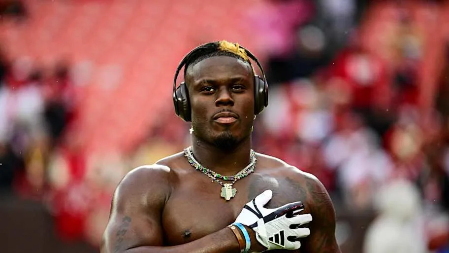 Cleveland Browns tight end David Njoku (85) warms up before the game 