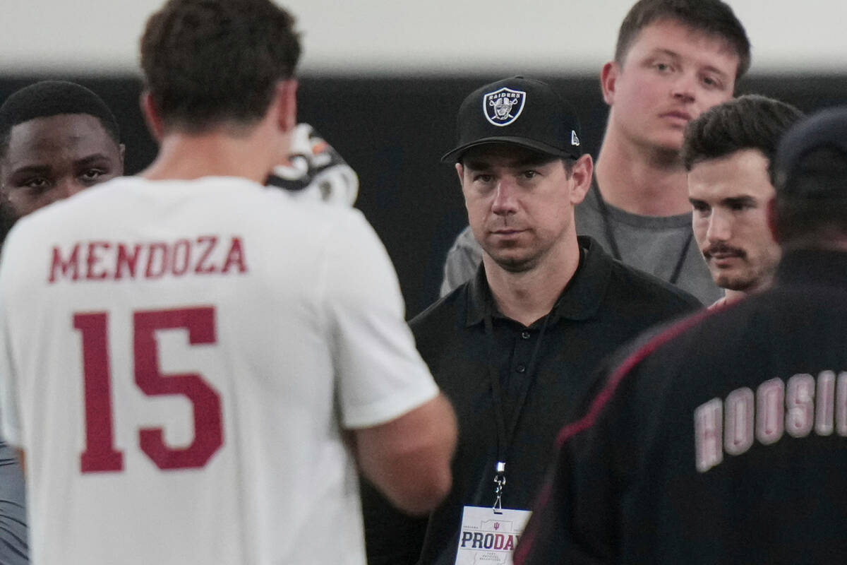 Las Vegas Raiders head coach Klint Kubiak, center, watches Indiana quarterback Fernando Mendoza ...