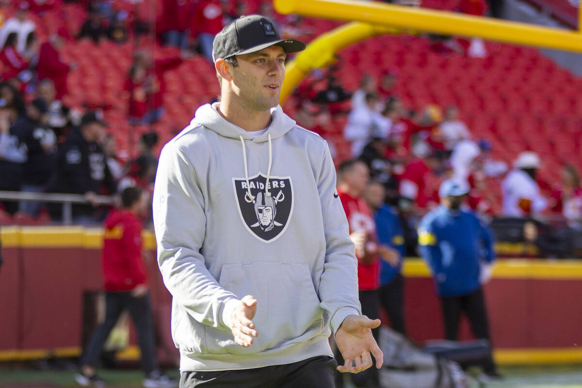 Raiders tight end Brock Bowers watches warmups during before an NFL game between the Kansas Cit ...