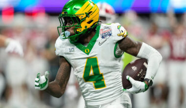 Oregon wide receiver Malik Benson (4) carries against Indiana during the second half of the Pea ...