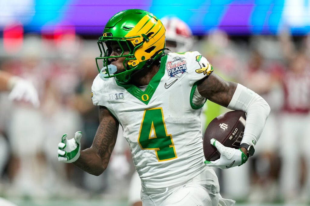Oregon wide receiver Malik Benson (4) carries against Indiana during the second half of the Pea ...