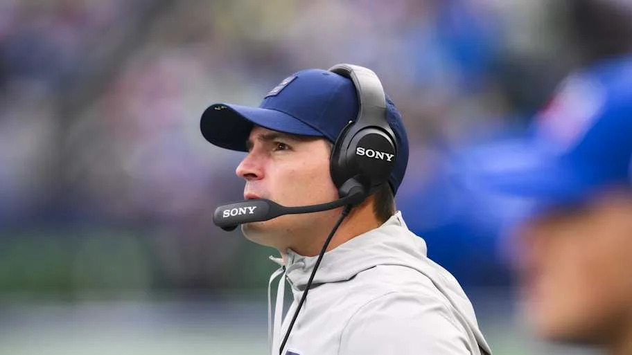 Mike Macdonald coaching the Seahawks in a 2025 game.