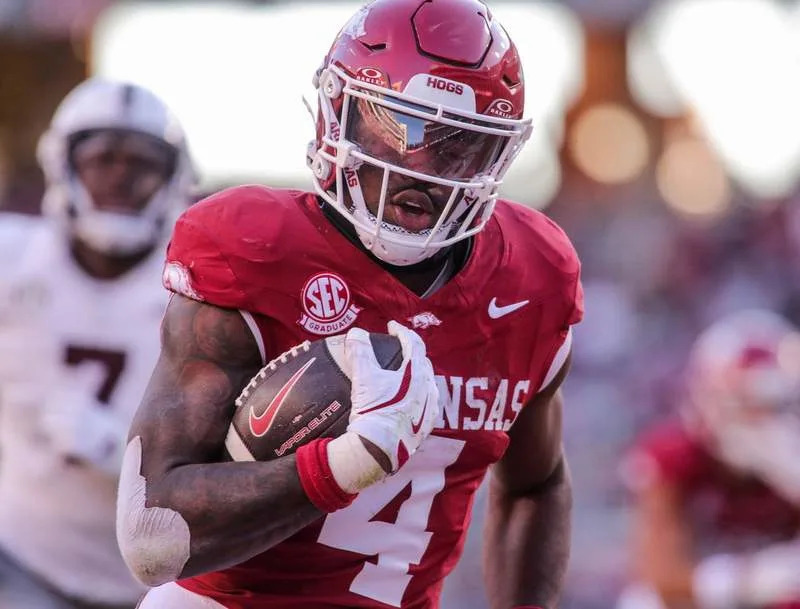 November 1, 2025, Fayetteville, Arkansas, USA: Arkansas Razorbacks running back MIKE WASHINGTON JR. 4 rushes for a touchdown during Mississippi States win over Arkansas Razorbacks at Donald W. Reynolds Razorback Stadium. Fayetteville USA – ZUMAs199 20251101_znp_s199_060 Copyright: xBrentxSoulex