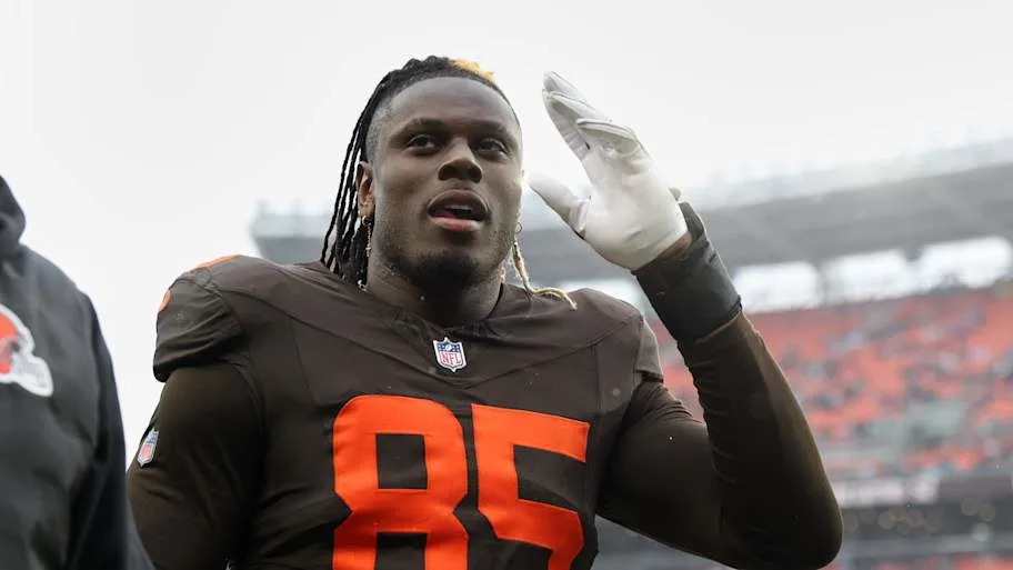  Cleveland Browns tight end David Njoku (85) walks off the field after the game 