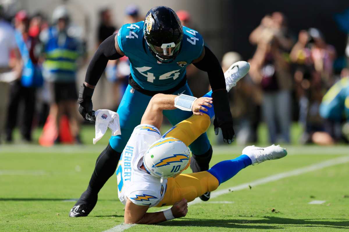 Jacksonville Jaguars defensive end Travon Walker hurries Los Angeles Chargers quarterback Justin Herbert Corey Perrine/Florida Times-Union / USA TODAY NETWORK via Imagn Images