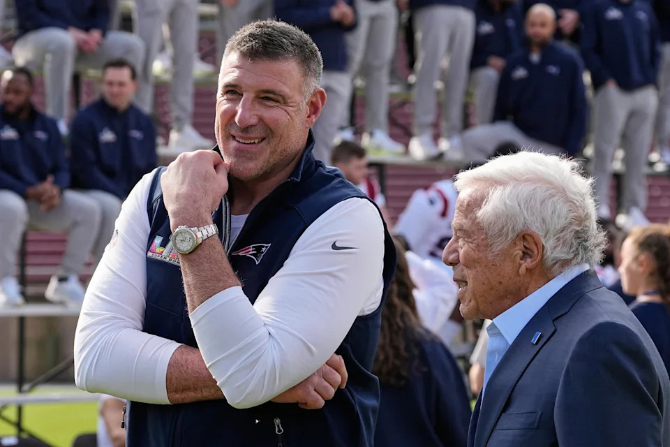 New England Patriots head coach Mike Vrabel, left, talks with team owner Robert Kraft at the practice venue for their Super Bowl 60 NFL football game against the Seattle Seahawks, Saturday, Feb. 7, 2026, in Stanford, Calif. (AP Photo/Charlie Riedel)