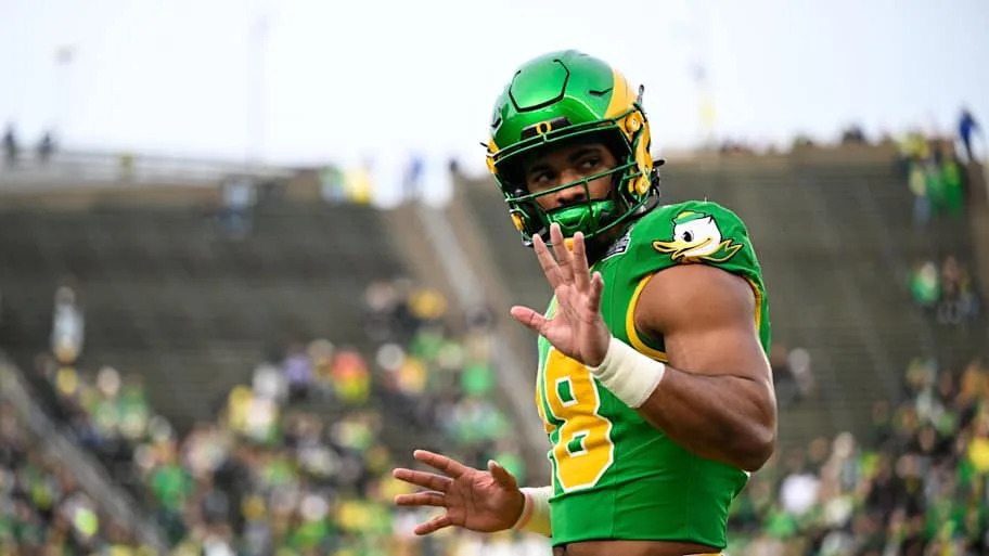 Oregon Ducks tight end Kenyon Sadiq