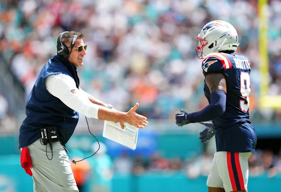 MIAMI GARDENS, FLORIDA - SEPTEMBER 14: Head coach Mike Vrabel of the New England Patriots congratulates wide receiver Kayshon Boutte #9 after a play in the game against the Miami Dolphins at Hard Rock Stadium on September 14, 2025 in Miami Gardens, Florida. (Photo by Rich Storry/Getty Images)