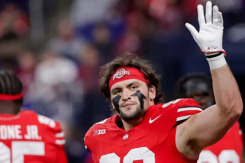 December 7, 2025, Indianapolis, Indiana, USA: Ohio State Buckeyes defensive end Caden Curry 92 waves to the crowd prior to the game between the Ohio State Buckeyes and the Indiana Hoosiers at Lucas Oil Stadium, Indianapolis, Indiana. Indianapolis USA – ZUMAs304 20251207_zaf_s304_048 Copyright: xScottxStuartx