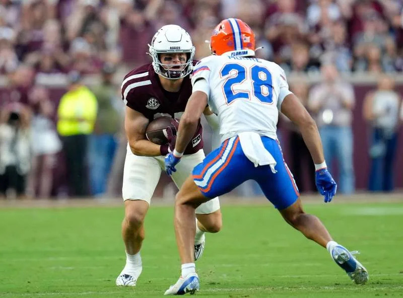 October 11, 2025, College Station, Texas, USA: Texas A&M tight end Nate Boerkircher 87 carries the ball against Florida cornerback Devin Moore 28 after a catch during the first half of the college football game between Texas A&M and Florida on October 11, 2025 in College Station, Texas. Texas A&M won, 34-17. College Station USA – ZUMAc201 20251011_zap_c201_060 Copyright: xScottxColemanx