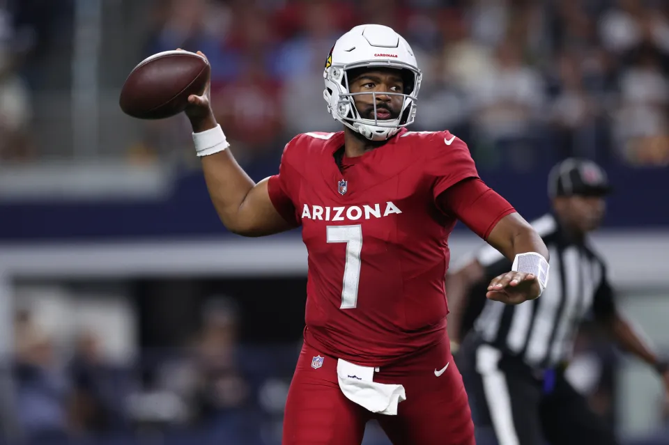 Jacoby Brissett #7 of the Arizona Cardinals scrambles against the Dallas Cowboys 
