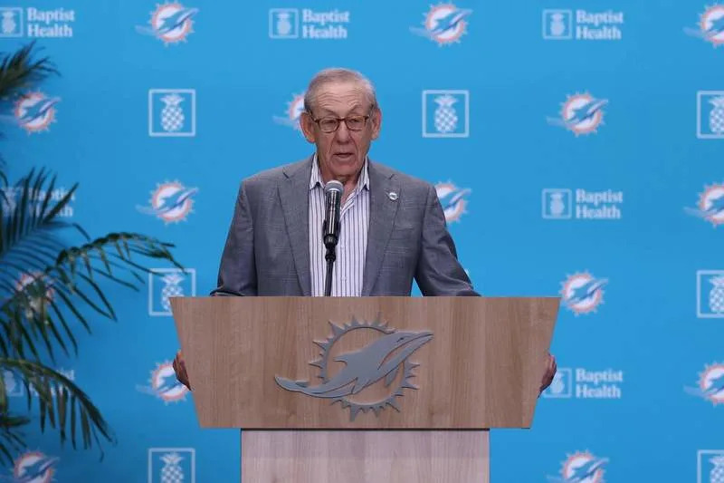 MIAMI GARDENS, FL – JANUARY 22: Miami Dolphins owner Stephen Ross talks to reports to introduce new Miami Dolphins general manager Jon-Eric Sullivan and new Miami Dolphins head coach Jeff Hafley during the Miami Dolphins press conference, PK, Pressekonferenz on Thursday, January 22, 2026 at Baptist Health Training Center in Miami Gardens, FL. Photo by Peter Joneleit/Icon Sportswire NFL, American Football Herren, USA JAN 22 Miami Dolphins Press Conference EDITORIAL USE ONLY Icon2601022006