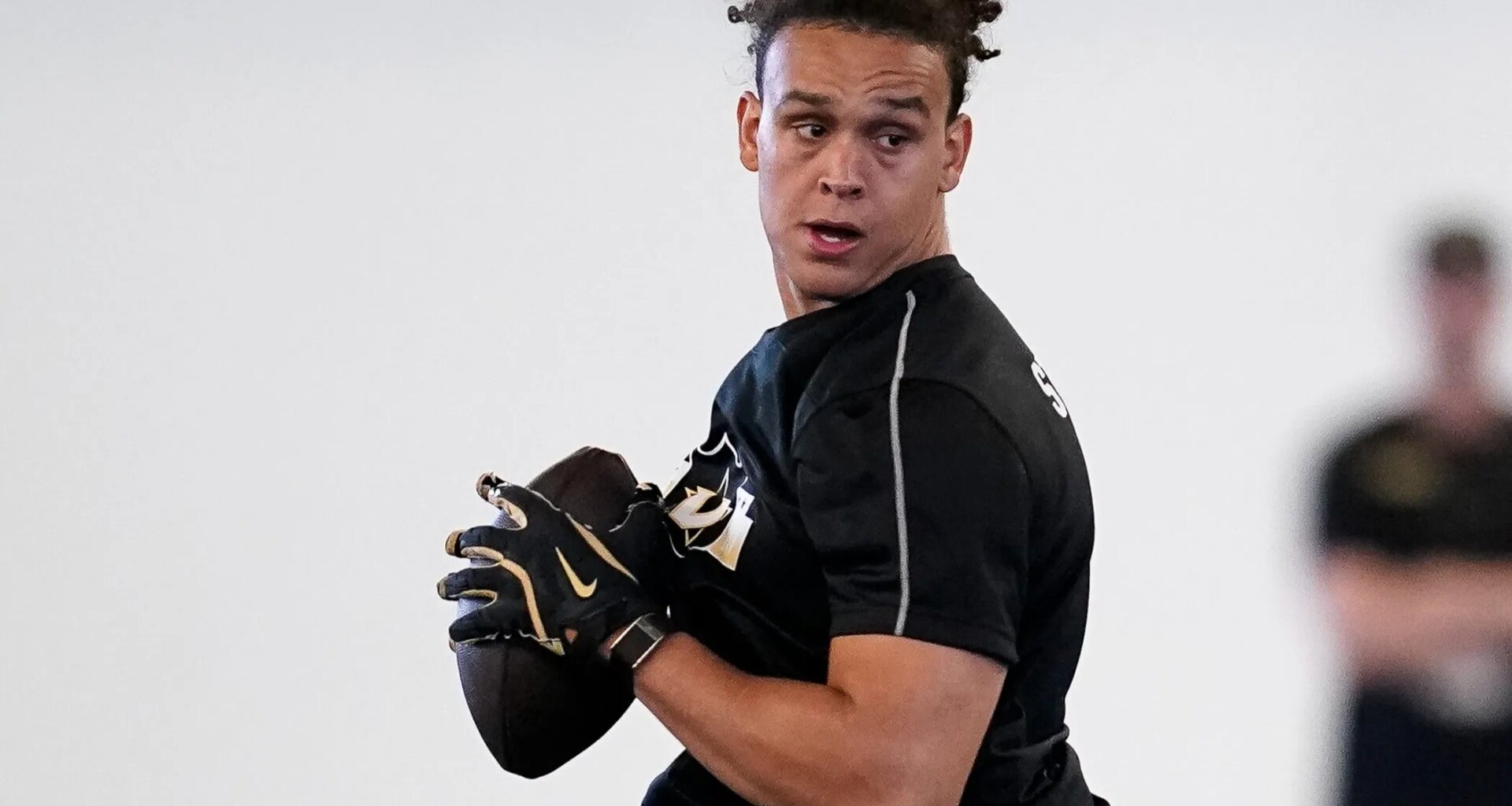 Broncos select tight end Eli Stowers