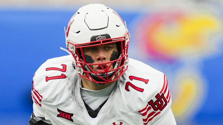 Utah Utes offensive lineman Caleb Lomu