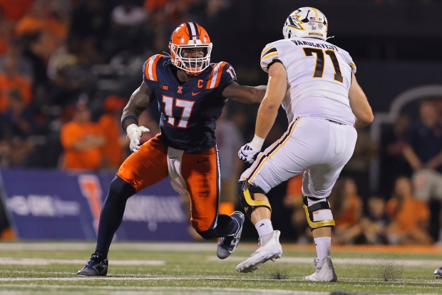 Western Michigan's Adam Vandervest, right, blocks Illinois star Gabe Jacas during an NCAA football game on Saturday, Sept. 13, 2025, in Champaign, Ill. (AP Photo/Melissa Tamez)