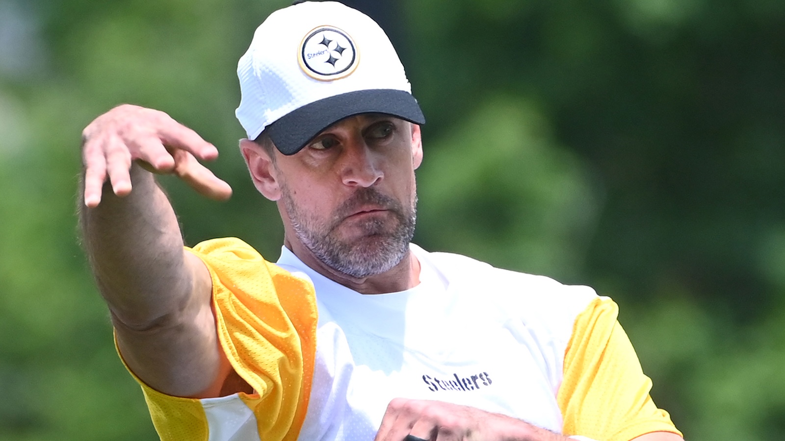 Aaron Rodgers delivers a pass