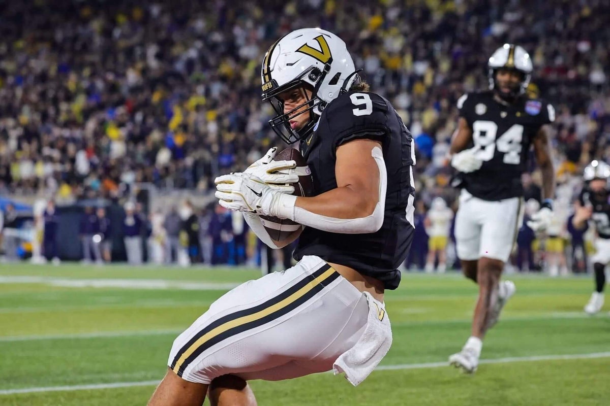 NFL Draft 2026 best available players for New England Patriots: Keyron Crawford, Eli Stowers