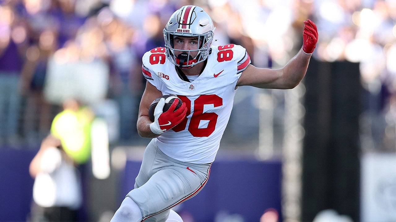 SEATTLE, WASHINGTON - SEPTEMBER 27: Max Klare #86 of the Ohio State Buckeyes carries the ball against the Washington Huskies at Husky Stadium on September 27, 2025 in Seattle, Washington. (Photo by Steph Chambers/Getty Images)