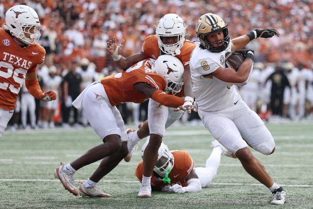  Eli Stowers of the Vanderbilt Commodores makes a catch and runs into the end zone for a touchdown during the second quarter of the game against the Texas Longhorns at Darrell K Royal-Texas Memorial Stadium on Nov. 1, 2025 in Austin, Texas. (Photo by Kenneth Richmond/Getty Images)