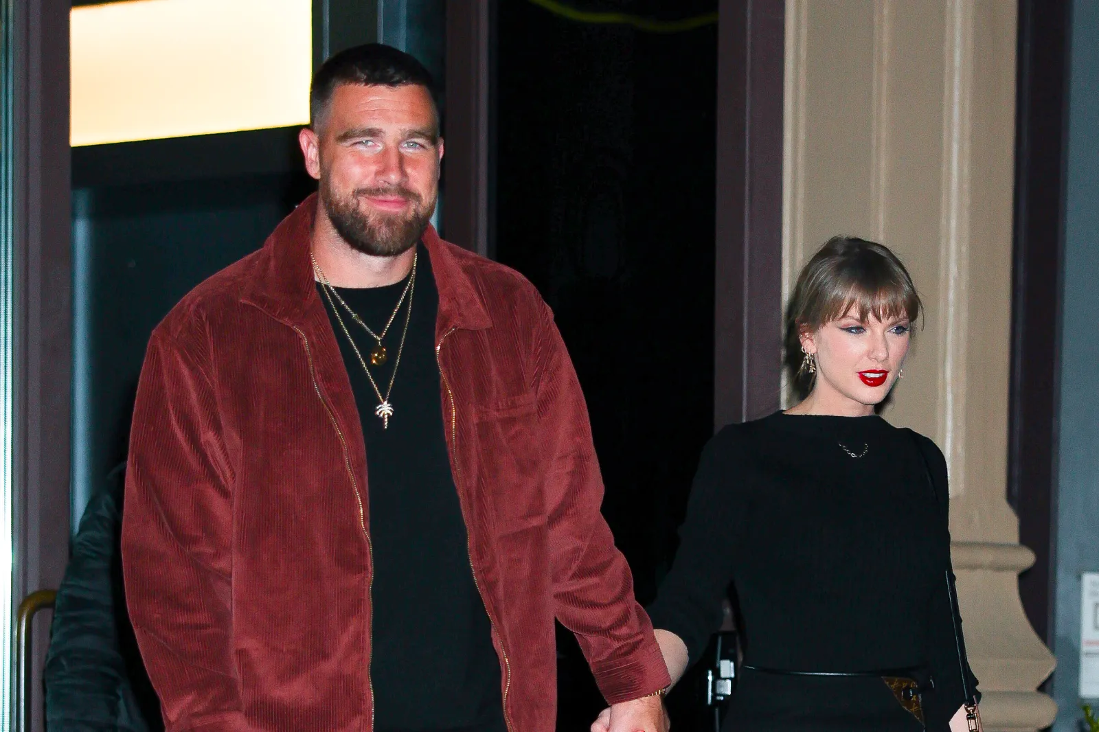 Chiefs tight end Travis Kelce and pop star Taylor Swift