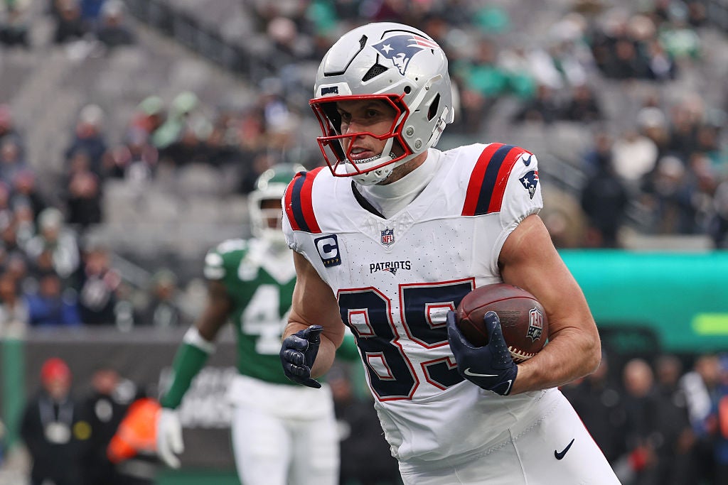 EAST RUTHERFORD, NEW JERSEY - DECEMBER 28: Hunter Henry #85 of the New England Patriots runs for a second quarter touchdown against the New York Jets at MetLife Stadium on December 28, 2025 in East Rutherford, New Jersey. (Photo by Pamela Smith/Getty Images)