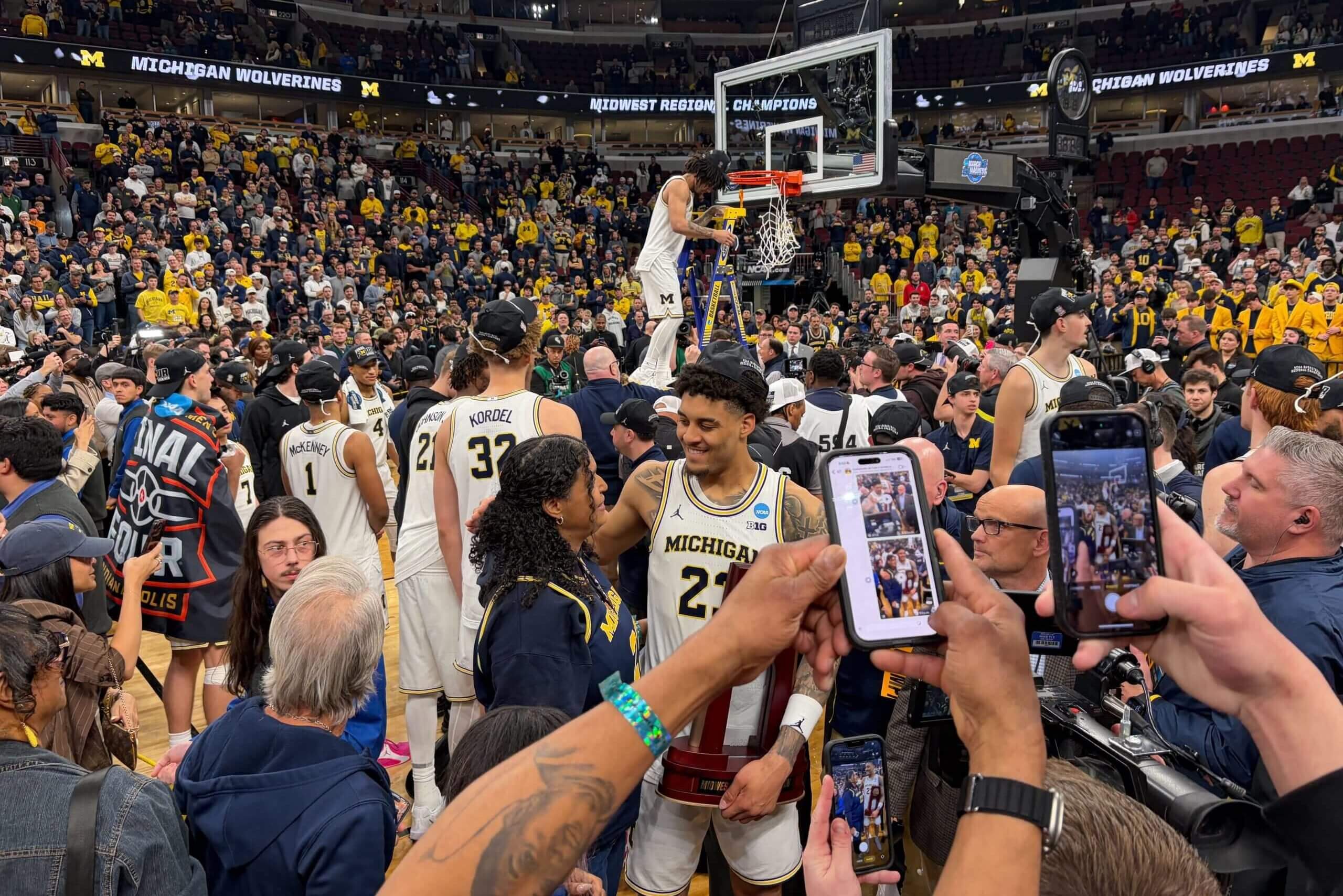 Yaxel Lendeborg with his mom, Yissel Raposo, left.