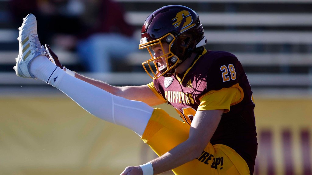 Ravens sign former CMU punter Luke Elzinga as a possible replacement for Jordan Stout – The Morning Sun