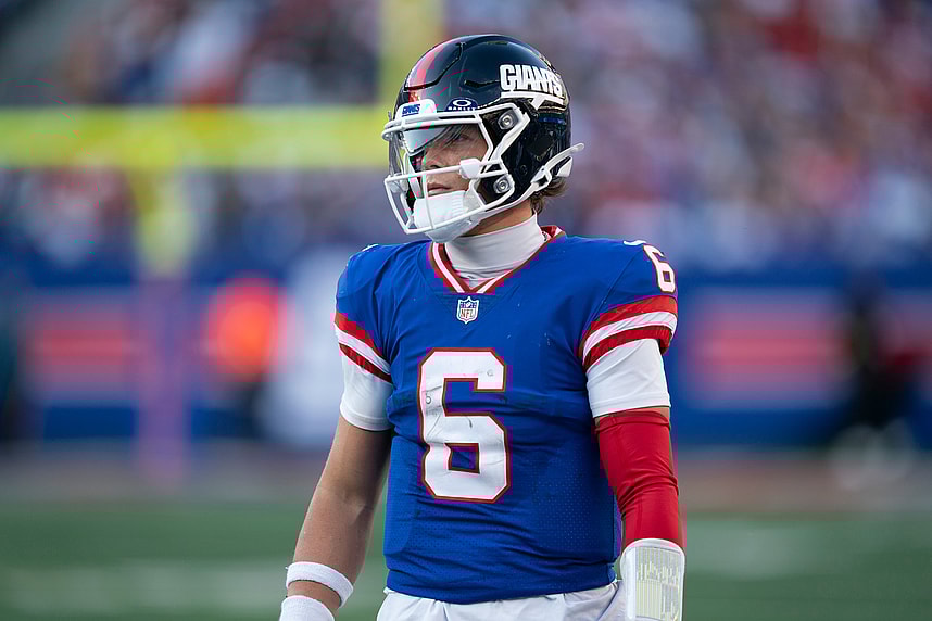 Jaxson Dart, Giants, New York Giants quarterback Jaxson Dart (6) gets ready for the offense to take the field during a week 9 game between New York Giants and San Francisco 49ers at MetLife Stadium on Sunday, Nov. 2, 2025.