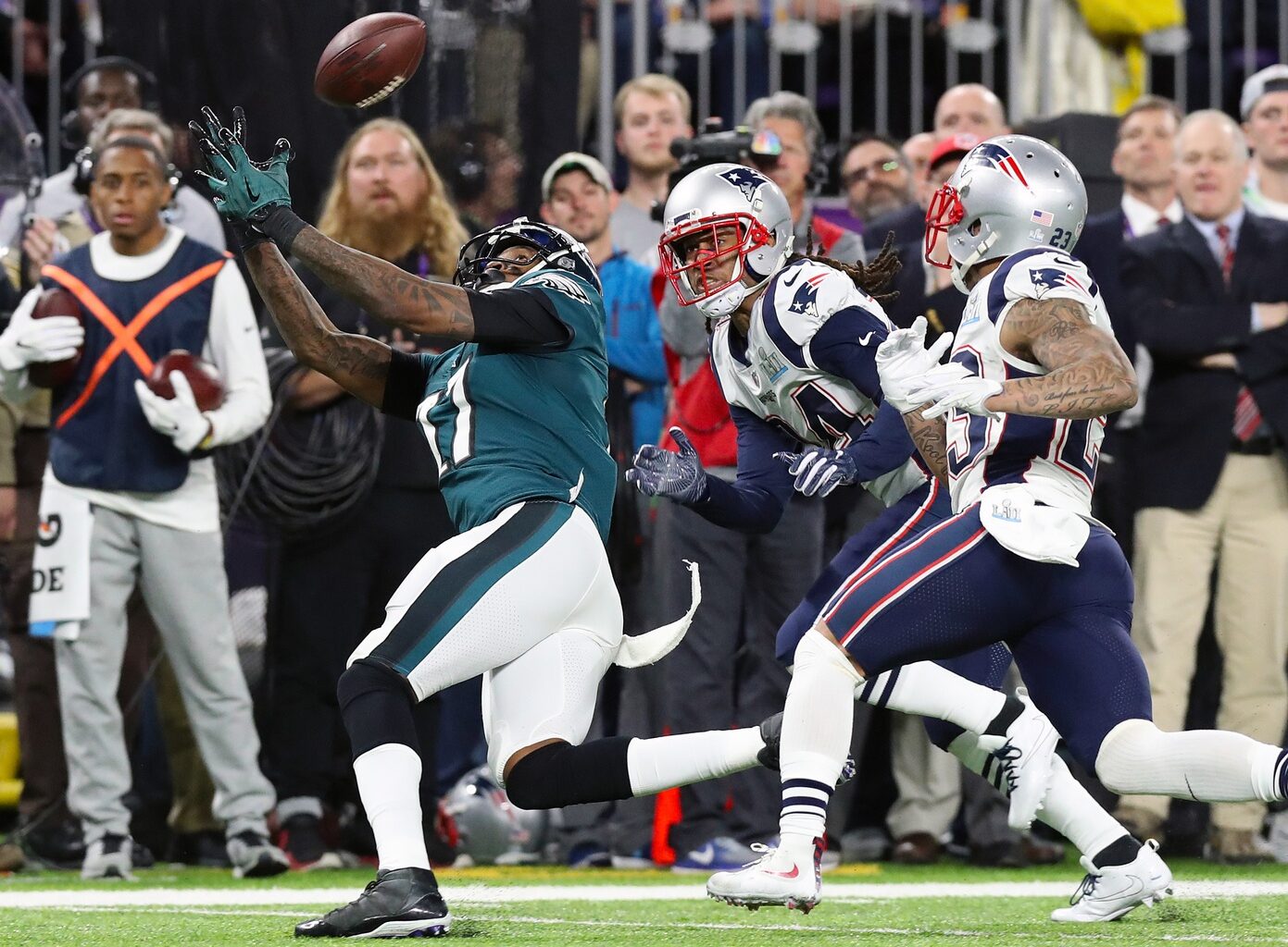 Feb 4, 2018; Minneapolis, MN, USA; Philadelphia Eagles receiver Alshon Jeffery (17) makes a reception against the New England Patriots in Super Bowl LII at U.S. Bank Stadium.