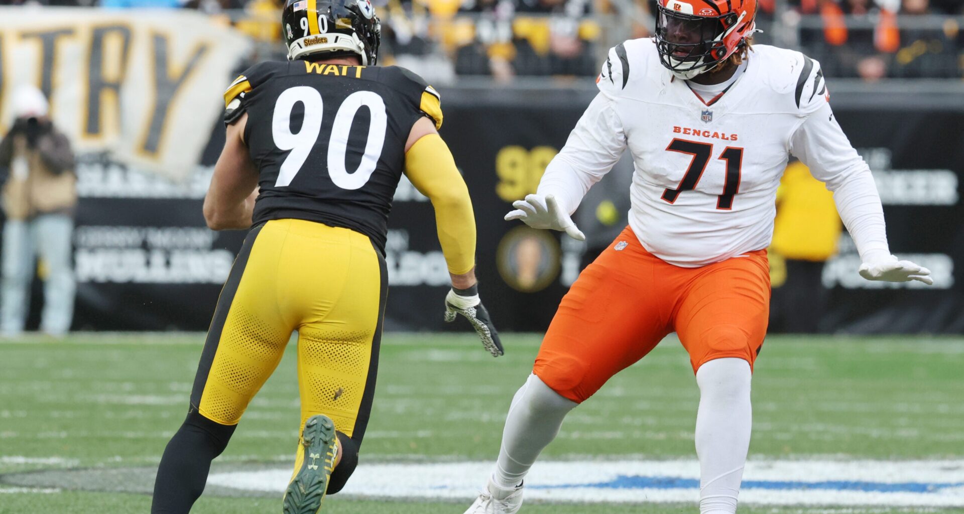 Nov 16, 2025; Pittsburgh, Pennsylvania, USA; Cincinnati Bengals offensive tackle Amarius Mims (71) gets in position to block Pittsburgh Steelers linebacker T.J. Watt (90) during the second half at Acrisure Stadium.