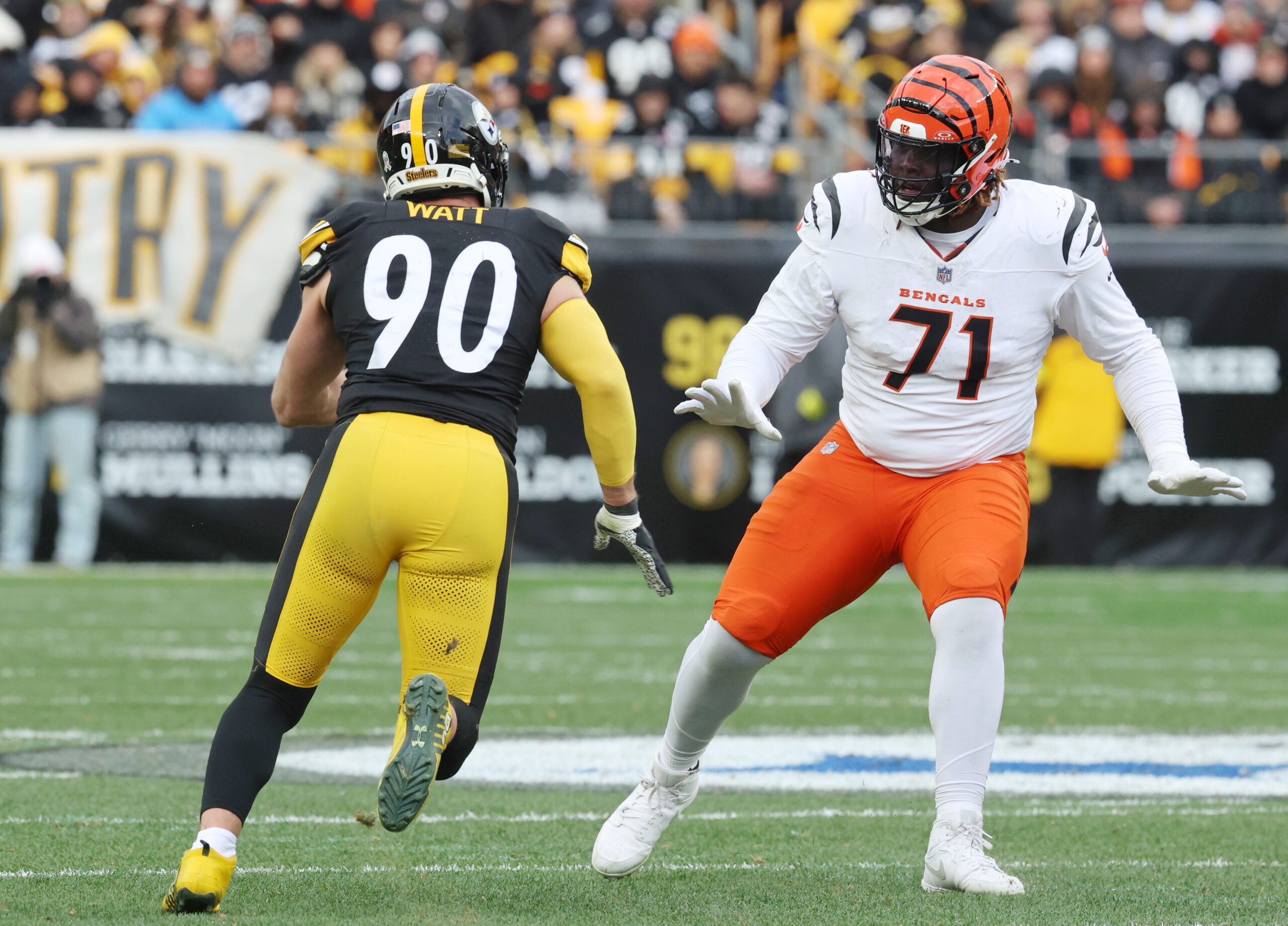 Nov 16, 2025; Pittsburgh, Pennsylvania, USA; Cincinnati Bengals offensive tackle Amarius Mims (71) gets in position to block Pittsburgh Steelers linebacker T.J. Watt (90) during the second half at Acrisure Stadium.