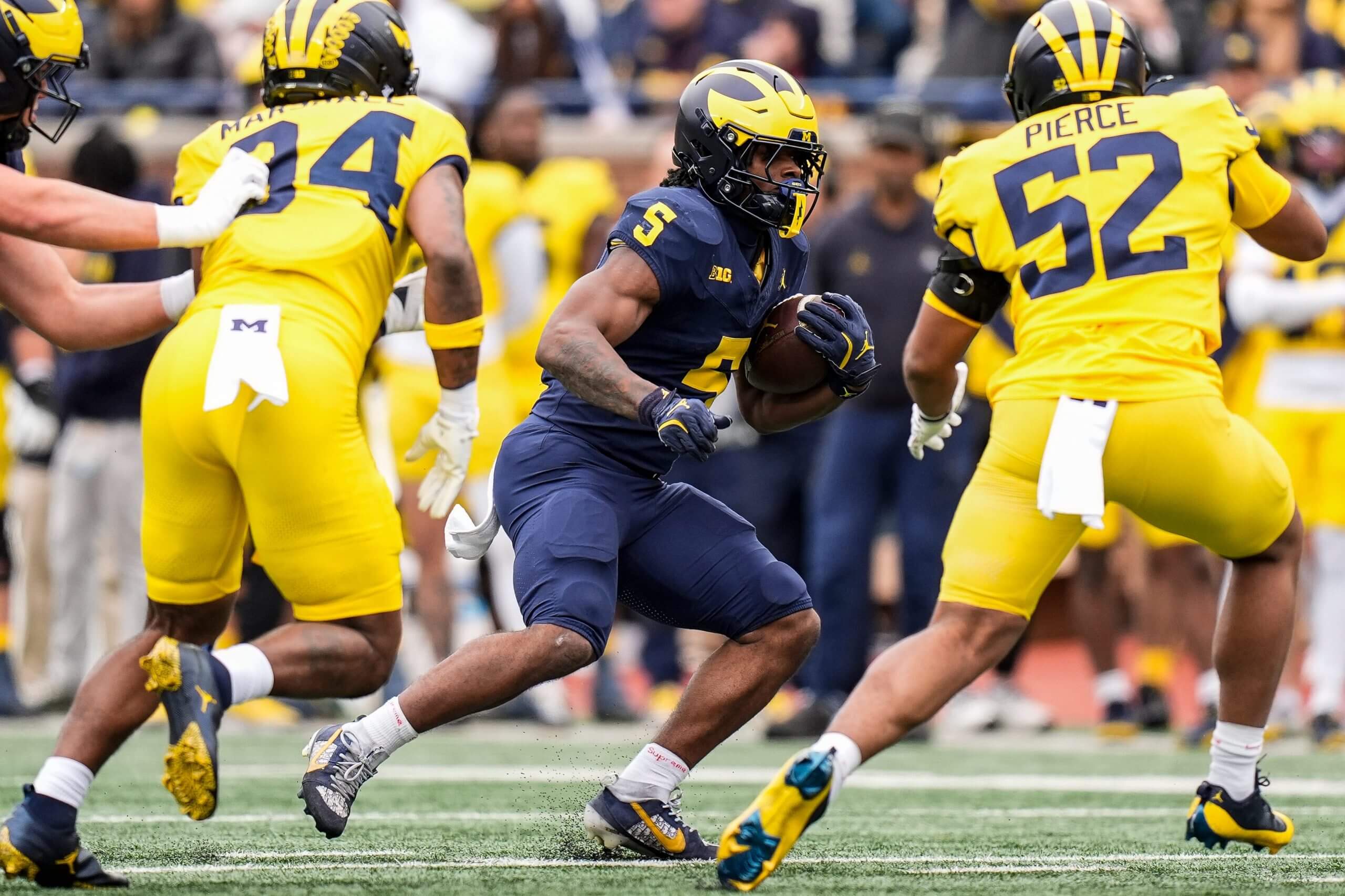 Savion Hiter runs the ball.